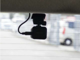 この車にはリアにもドライブレコーダーを装備しております◆映像・音声などを記録する自動車用の装置です。 もしもの事故の際の記録はもちろん、旅行の際の思い出としてドライブの映像を楽しむことができます。