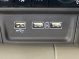 エアコン操作パネルの下に、スマートフォンなどの充電可能なUSB端子が2個、音源などの外部入力の可能なUSB端子が1個ついています。移動中に充電もできるので便利です。