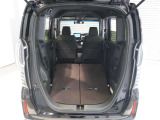 【トランクルーム】セカンドシートを折りたためば、低く広い床面が出現。大きなに荷物も収まります。
