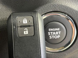 【キーレススタートシステム】カバンやポケットに入れたままでもドアの施錠・解錠が可能なスマートキーを装備。エンジンのオン・オフ時もカギを取り出す必要が無いからとっても便利です♪