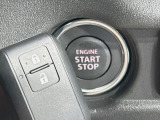 【キーレススタートシステム】カバンやポケットに入れたままでもドアの施錠・解錠が可能なスマートキーを装備。エンジンのオン・オフ時もカギを取り出す必要が無いからとっても便利です♪