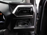 運転席のカップホルダーはエアコンの吹き出し口にありますので冷やしたり温めたりすることが出来ます☆