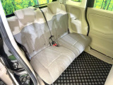 後部座席も気になるようなキズ・汚れやへたり等、大きなダメージはなく、良好な状態です。