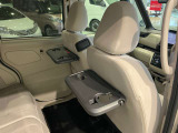 テーブルを出せば車内でお弁当タイム。飲み物だって置けちゃうんです。