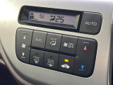 【オートエアコン】一度お好みの温度に設定すれば、車内の温度を検知し風量や温度を自動で調整。暑い&hellip;寒い&hellip;と何度もスイッチ操作をする必要はありません。快適な車内空間には必須の機能ですね♪