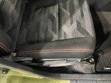 痛みの出やすい運転席シートの角、フロアマット、座面、ともに良好です