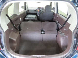 助手席、リアシートを倒したところ。