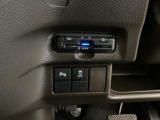 ハンドルの左下にETCとHondaセンシング用の、VSA(ABS+TCS+横滑り抑制)解除スイッチなどがついています。高速道路の料金所の通過も楽々です。 カードの取り出しもしやすい場所についています。