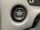 ハンドルの左奥にノーマル、スポーツ、エコなど、シーンに合わせて3つの異なる加速感を楽しめるドライブモードスイッチがついています。選択しているモードはマルチインフォメーションディスプレイに表示されます。