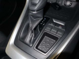 シフトはフロアタイプで電動パーキングブレーキとなっております。