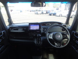 大きなフロントガラスで広々とした視界の運転席まわりです。