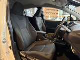 【運転席シート】大きく目立つシートの汚れ・へたり等はなく、比較的綺麗な状態です。