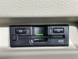【ETC】有料道路を利用する際に料金所で停止することなく通過できる、ETC車載器(ノンストップ自動料金収受システム機器)が装備されています。セットアップを行うことで利用可能になります。