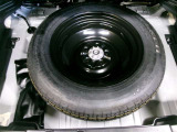 スペアタイヤ積み込みです