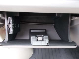【室内収納】グローブボックスは奥行きがあり、日常品や車検証、その他の収納に便利です!