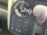 【オートエアコン】一度お好みの温度に設定すれば、車内の温度を検知し風量や温度を自動で調整。暑い&hellip;寒い&hellip;と何度もスイッチ操作をする必要はありません。快適な車内空間には必須の機能ですね♪