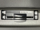 【ETC】有料道路を利用する際に料金所で停止することなく通過できる、ETC車載器(ノンストップ自動料金収受システム機器)が装備されています。セットアップを行うことで利用可能になります。