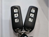 スマートキーです。乗り降り時のドアロックやエンジンの始動が、鍵を取り出さないで楽にできます!荷物が多いときにも助かります!