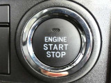 【プッシュスタート】スマートキーを携帯して、ブレーキを踏みながらスタートスイッチを押すだけでエンジンがかけられます。