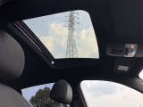 電動ガラスサンルーフ 開口部が大きく新鮮な空気を室内に取り込むことができます。開放的なドライビングをお楽しみください。