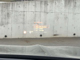 HUD: ヘッドアップディスプレイはドライバーが前方に集中できるよう、ナビや車速情報をフロントガラスに投影するシステムです。