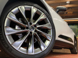 【純正21インチアルミホイール】外観にマッチした純正アルミホイールを装着しております。各種社外アルミホイールや、スタッドレスタイヤも取扱いしております。是非ご相談ください♪