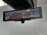 インテリジェントルームミラーです。人や物で視界が遮られてても、車体後部のカメラ映像に切り替えることにより、クリアな後方視界を実現しています。