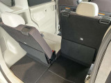 リヤシートは5:5分割で倒せ、前後スライドとリクライニングが出来て、リヤシートを前方に倒せば、大きな荷物も載せられます。