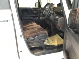 【ベンチシート】運転席と助手席の移動もスムーズ!狭い駐車場での乗り降りや、お子様の乗り降りにも便利です。座席の間にコンソールボックスやドリンクホルダーがないため、車内空間が広く感じます。