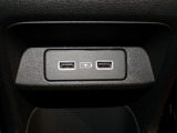 センターコンソールの後ろ側にはUSBチャージャーを配置。後部座席の人も手軽に充電できます。