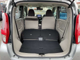 シートを倒して更にお荷物積めちゃいます。レジャーやショッピングに大活躍。