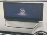【8.8インチマツダコネクト】車内の雰囲気にマッチした大型のディスプレイ。スマホ接続でのナビ使用やBluetooth再生等、様々な機能が楽しめます。直感的なダイヤル操作が可能で、使い勝手も良好です。
