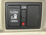 左側電動スライドドアは運転席からでも操作ができるように、ハンドル付近に開閉の操作スイッチが付いています。