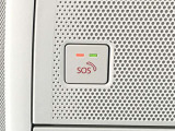 【マツダエマージェンシーコール】エアバッグが展開される衝突事故を車両が検知した場合や、SOSボタンを押した場合に、 緊急通報オペレーターを通じて緊急車両の手配などを行なうことができます。