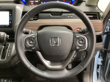 ハンドルにHondaセンシング系のクルーズコントロールやレーンキープアシストなどのスイッチと、オーディオの操作スイッチが装備されています。ハンドルから手を離さず安全に操作できます。