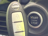 【インテリジェントキー】カバンやポケットに入れたままでもドアの施錠・解錠が可能なスマートキーを装備。エンジンのオン・オフ時もカギを取り出す必要が無いからとっても便利です♪