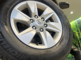 【純正17インチアルミホイール】外観にマッチした純正アルミホイールを装着しております。各種社外アルミホイールや、スタッドレスタイヤも取扱いしております。是非ご相談ください♪