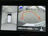 上空から見下ろしているかのような映像をディスプレイに映し出し、スムースな駐車をサポートします。画面は「トップビュー」のほか「サイドブラインドビュー」への切り換えが可能。ますます安心です