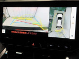 パノラミックビューモニター付きです。車両を上から見たような映像をディスプレイオーディオ画面に表示。運転席からの目視だけでは見にくい、車両周辺の状況をリアルタイムでしっかり確認できます。