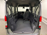 助手席を倒せば、運転席以外のすべてを荷室として利用できます。N-VANならではの空間アレンジをぜひお確かめください♪