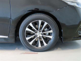 純正のアルミホイール装着車です。タイヤサイズは205/60R16です。