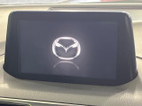 【マツダコネクトナビ】車内の雰囲気にマッチした一体型タイプのナビ。各種車輌設定やBluetooth再生等、様々な機能が楽しめます。直感的なダイヤル操作が可能で、使い勝手も良好です。