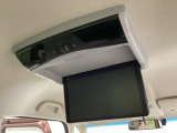 天井にリア席モニターが付いています。ナビゲーションで再生しているDVD等の映像を、後部座席の方にご覧いただくことができます。お子様にも大人気です。