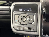 【オートエアコン】一度お好みの温度に設定すれば、車内の温度を検知し風量や温度を自動で調整。暑い&hellip;寒い&hellip;と何度もスイッチ操作をする必要はありません。快適な車内空間には必須の機能ですね♪