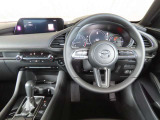 【運転席インテリアデザイン】左右対称のインテリアデザインでドライバーを包み込み運転に集中できるように設計されています。