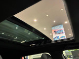 大型のパノラミックガラスルーフでルーミーなー車内空間を演出。もちろん紫外線、赤外線カット仕様です。