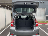 バックドアは大きく開きます。定員乗車時でも十分広いラゲッジスペースを確保しています
