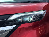 【LEDヘッドライト】悪天候や夜間走行時も良好な視界を確保し安心して運転できる高輝度LEDヘッドライトを装備!点灯速度が早く、消費電力も抑えられています。