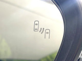 【ブラインドスポットモニター】走行中、ドアミラーの死角になりやすい箇所に後続車が接近するとサイドミラーのレンズに警告を表示!ドライバーに注意喚起をしてくれます。