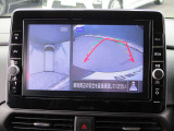 アラウンドビューモニターも装備しております。ご覧のように車体を真上か見たような映像なので、車庫入れの苦手なお客様ももうご心配いりません。